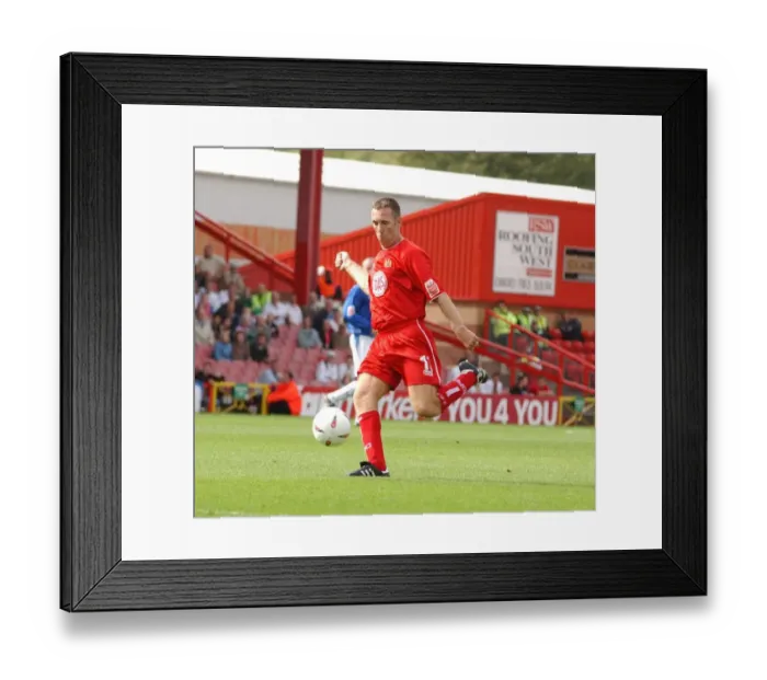Framed Print : Brian Tinnion in Action for Bristol City Football Club (04-05) Framed Print : Brian Tinnion in Action for Bristol City Football Club (04-05)