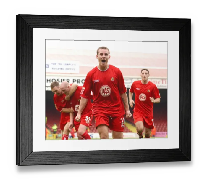 Framed Print : Luke Wilkshire in Action for Bristol City Football Club (04-05) Framed Print : Luke Wilkshire in Action for Bristol City Football Club (04-05)