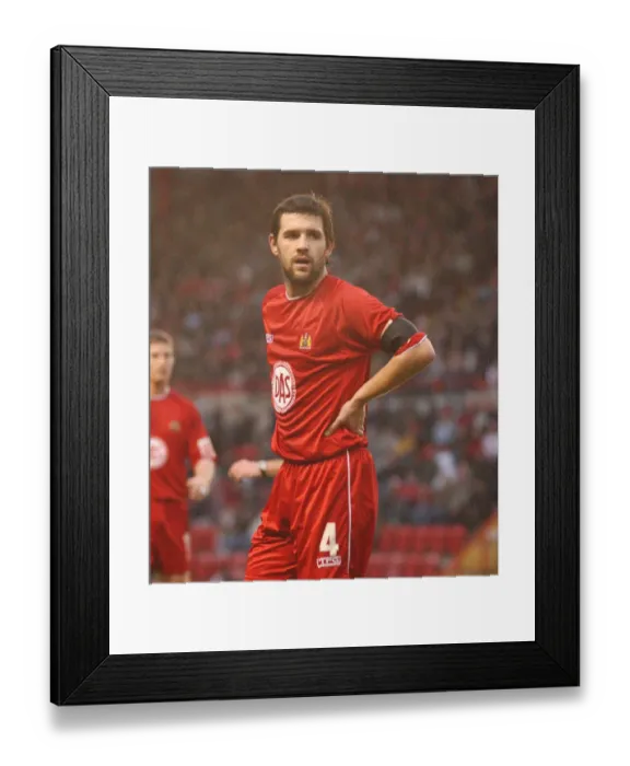 Framed Print : Tommy Doherty in Action for Bristol City Football Club (04-05) Framed Print : Tommy Doherty in Action for Bristol City Football Club (04-05)