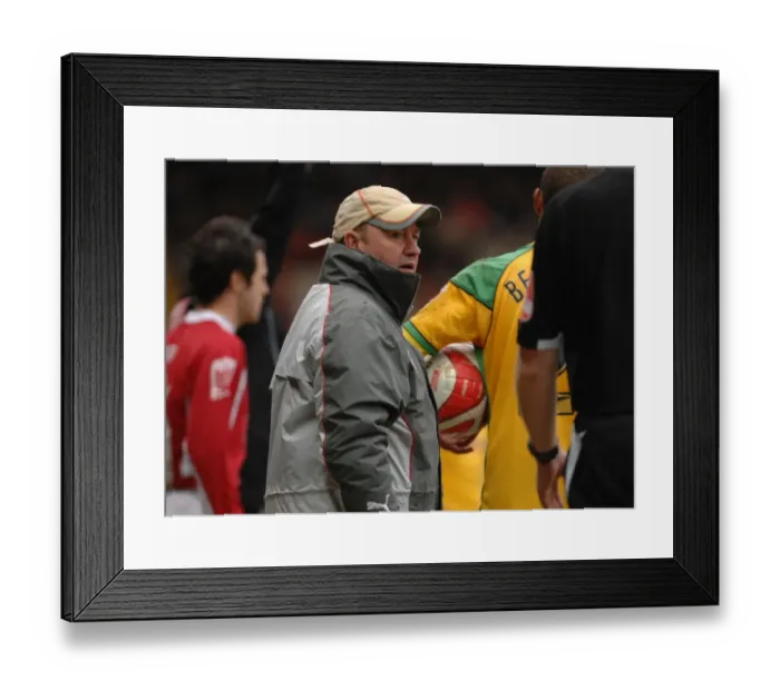 Framed Print : Gary Johnson in Action: Bristol City vs. Norwich City