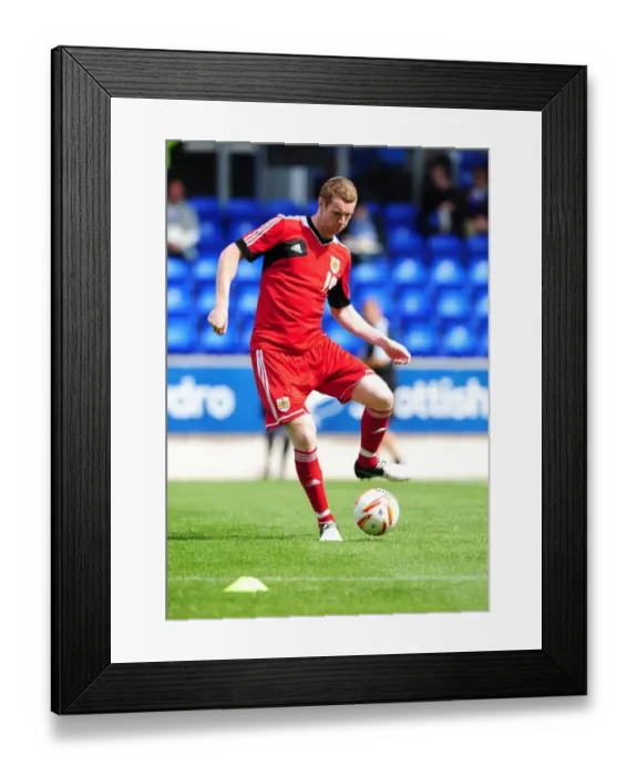 Framed Print : Stephen Pearson in Action: Bristol City vs St Johnstone, McDiarmid Park, 2012