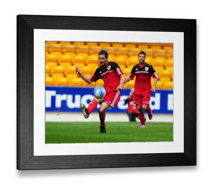 Framed Print : Cole Skuse in Action: A Midfielder's Determination at McDiarmid Park (2012)