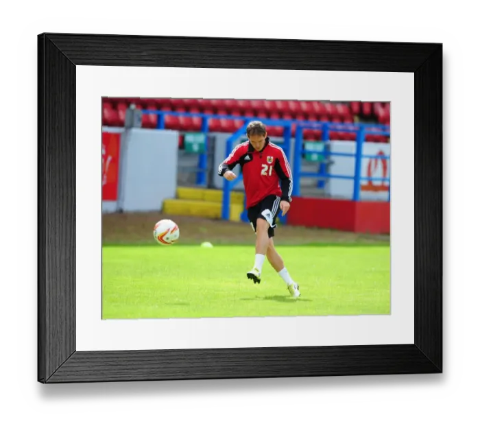 Framed Print : Bristol City Football Club: Neil Kilkenny in Pre-Season Training, July 2012 Framed Print : Bristol City Football Club: Neil Kilkenny in Pre-Season Training, July 2012