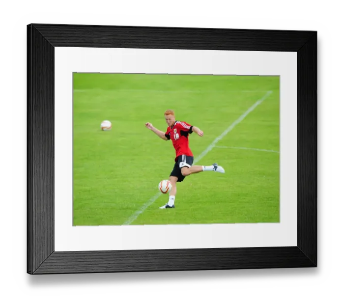 Framed Print : Bristol City's Ryan Taylor in Action during Pre-Season Training (July 2012) Framed Print : Bristol City's Ryan Taylor in Action during Pre-Season Training (July 2012)