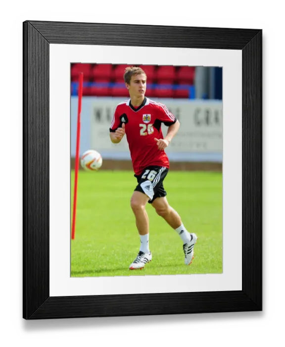 Framed Print : Bristol City's Joe Bryan in Action during Pre-Season Training (July 2012) Framed Print : Bristol City's Joe Bryan in Action during Pre-Season Training (July 2012)