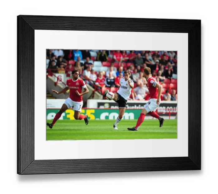 Framed Print : Bristol City's Sam Baldock Squeezes Past Barnsley Defenders Scott Golbourne and Scott Wiseman Framed Print : Bristol City's Sam Baldock Squeezes Past Barnsley Defenders Scott Golbourne and Scott Wiseman