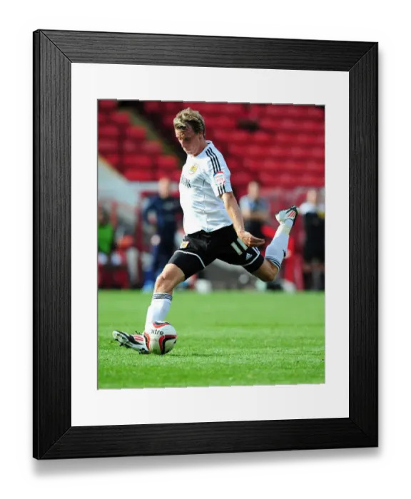 Framed Print : Bristol City's Martyn Woolford Shoots in Championship Clash at Barnsley's Oakwell Stadium Framed Print : Bristol City's Martyn Woolford Shoots in Championship Clash at Barnsley's Oakwell Stadium
