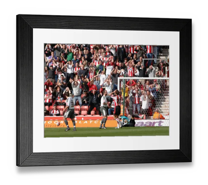 Framed Print : Basso in Action: Southampton vs. Bristol City Framed Print : Basso in Action: Southampton vs. Bristol City