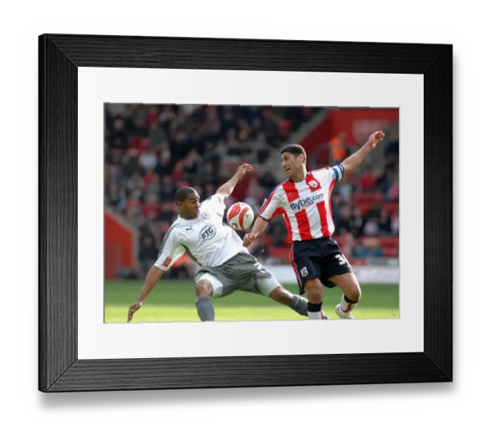 Framed Print : Intense Battle: Marvin Elliott Fights for Possession in Southampton vs. Bristol City