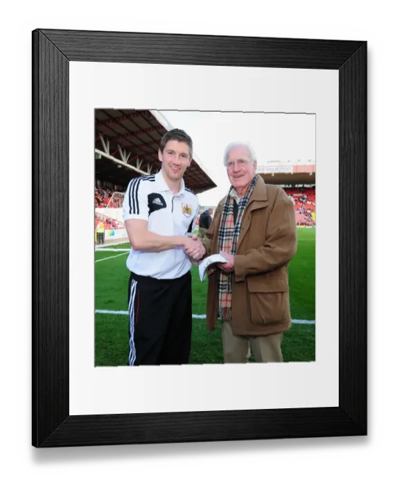 Framed Print : Bristol City vs Leeds United: Championship Showdown at Ashton Gate Stadium - September 29, 2012 Framed Print : Bristol City vs Leeds United: Championship Showdown at Ashton Gate Stadium - September 29, 2012