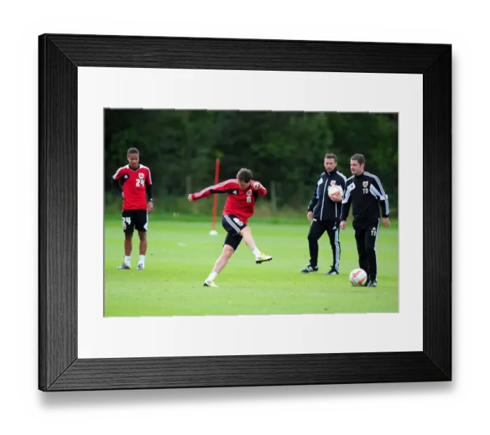 Framed Print : Neil Kilkenny in Focus: Training with Bristol City FC, September 2012