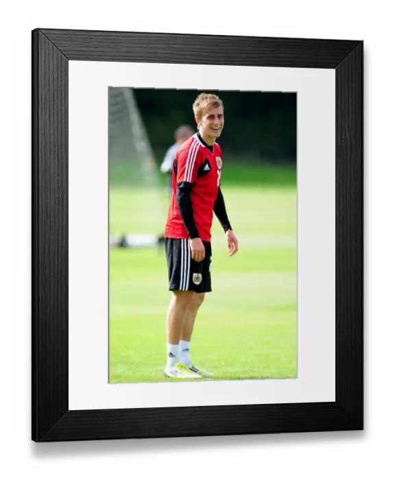 Framed Print : Bristol City Football Club: Joe Bryan in Training, September 2012 Framed Print : Bristol City Football Club: Joe Bryan in Training, September 2012