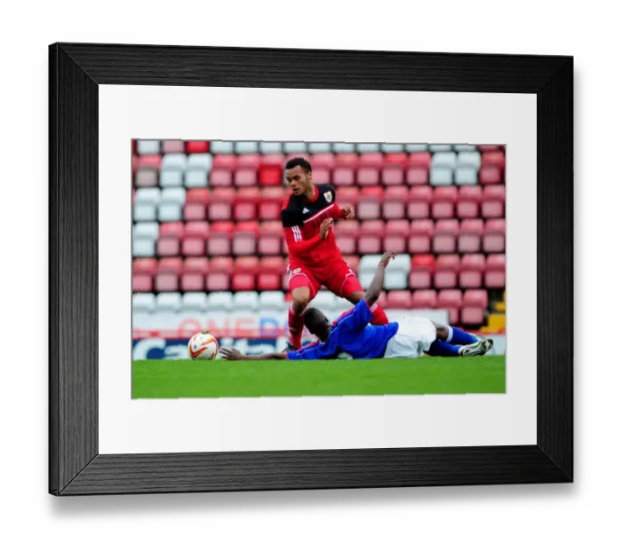 Framed Print : Bristol City's Amadi-Holloway Outsmarts Ipswich's Kourouma