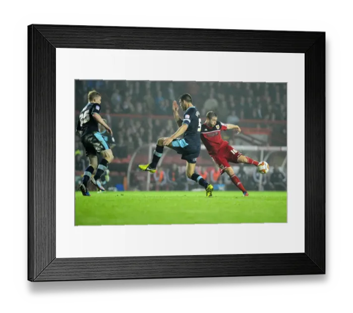 Framed Print : Bristol City's Steven Davies Shoots in Championship Clash Against Burnley