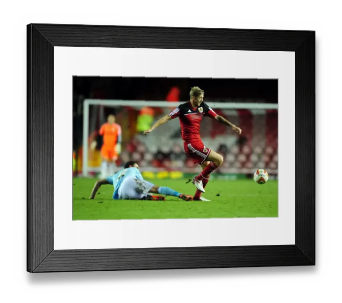 Framed Print : Bristol City's Jon Stead Slips Past Corry Evans of Hull City in Championship Clash Framed Print : Bristol City's Jon Stead Slips Past Corry Evans of Hull City in Championship Clash