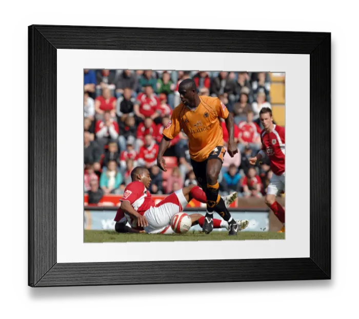 Framed Print : Marvin Elliott in Intense Battle for Possession: Bristol City vs. Wolverhampton Wanderers