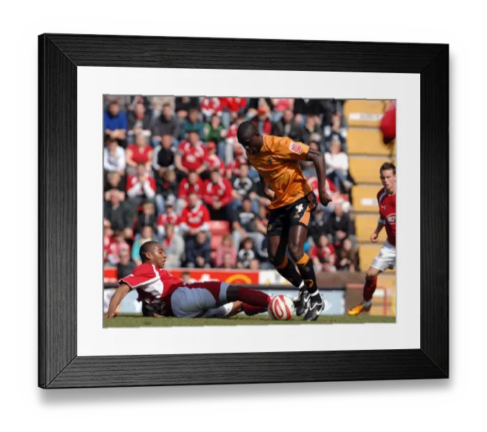 Framed Print : Intense Battle: Marvin Elliott Fights for Ball Against Wolverhampton Wanderers