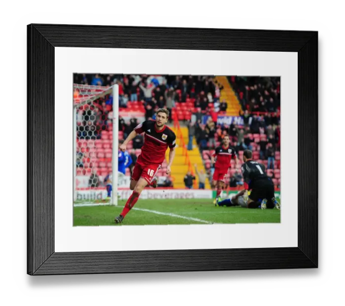 Framed Print : Steven Davies Equalizer: A Championship Battle between Bristol City and Ipswich Town, January 2013 Framed Print : Steven Davies Equalizer: A Championship Battle between Bristol City and Ipswich Town, January 2013