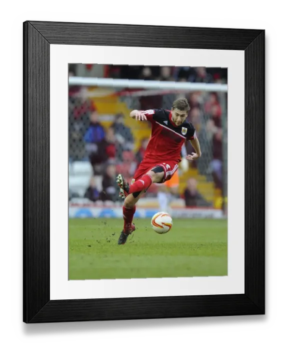 Framed Print : Steven Davies in Action: Bristol City vs Nottingham Forest, Npower Championship, 2013 Framed Print : Steven Davies in Action: Bristol City vs Nottingham Forest, Npower Championship, 2013
