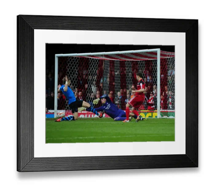 Framed Print : Paul Anderson Readies to Distribute the Ball: Bristol City vs. Nottingham Forest Framed Print : Paul Anderson Readies to Distribute the Ball: Bristol City vs. Nottingham Forest