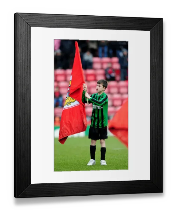 Framed Print : Bristol City vs Barnsley: Flagbearer Moment at Ashton Gate, Npower Championship (February 2013) Framed Print : Bristol City vs Barnsley: Flagbearer Moment at Ashton Gate, Npower Championship (February 2013)