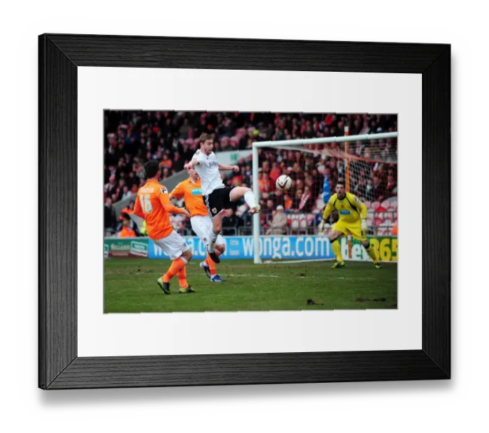 Framed Print : Steven Davies Goal Attempt vs Blackpool, Npower Championship 2013