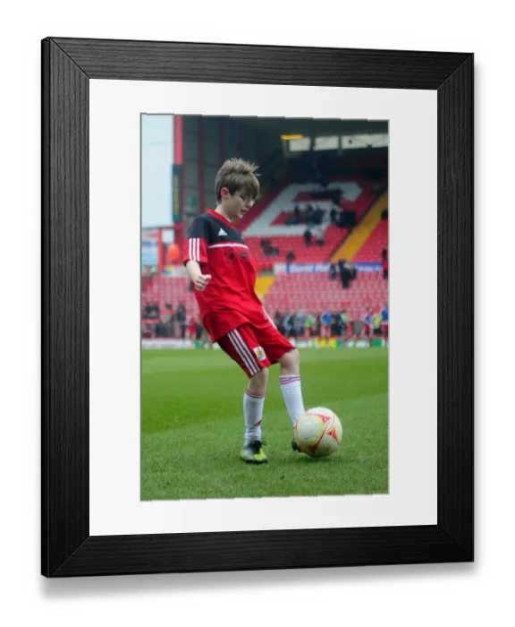 Framed Print : Clash at Ashton Gate: Bristol City vs Sheffield Wednesday, Npower Championship (April 2013) - Football Rivalry in Action Framed Print : Clash at Ashton Gate: Bristol City vs Sheffield Wednesday, Npower Championship (April 2013) - Football Rivalry in Action