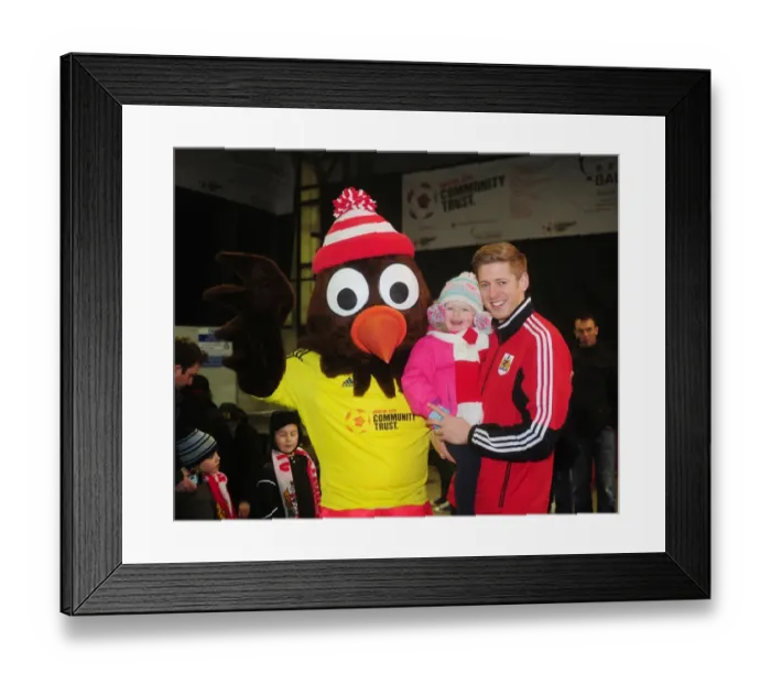 Framed Print : Bristol City's Jon Stead and Daughter Share a Moment with Scrumpy at Ashton Gate Framed Print : Bristol City's Jon Stead and Daughter Share a Moment with Scrumpy at Ashton Gate