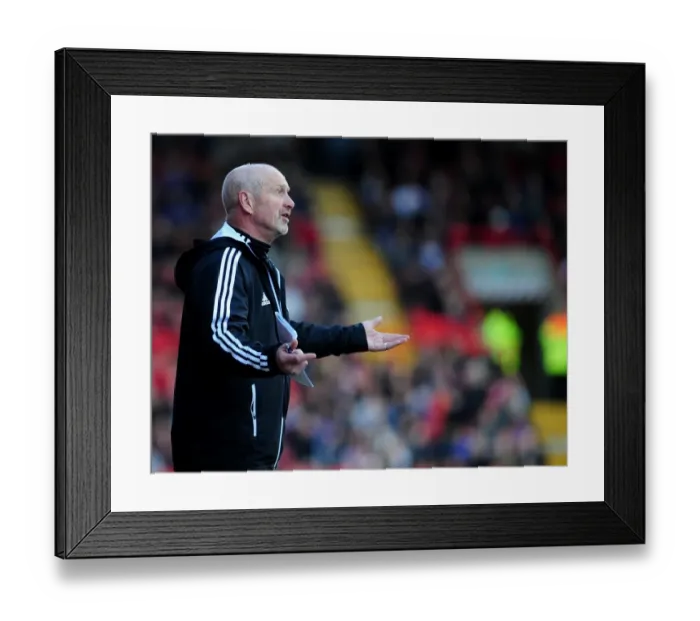 Framed Print : Bristol City FC: Richard Kelly Leads the Charge Against Huddersfield Town, 27th April 2013 Framed Print : Bristol City FC: Richard Kelly Leads the Charge Against Huddersfield Town, 27th April 2013