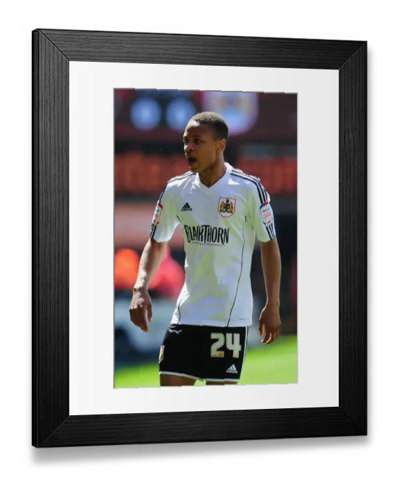 Framed Print : Bobby Reid of Bristol City Faces Off in Npower Championship Clash at The Valley (Charlton Athletic vs. Bristol City, 04 / 05 / 2013)