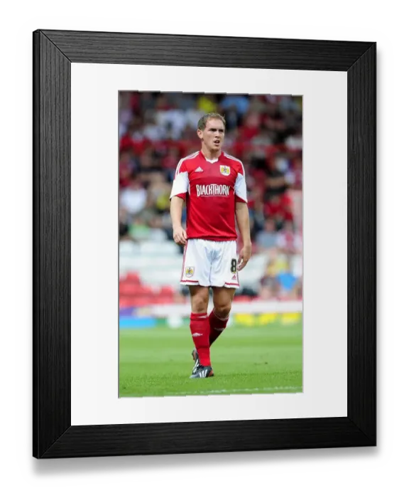 Framed Print : Neil Kilkenny in Action: Bristol City vs Bradford City, August 2013 Framed Print : Neil Kilkenny in Action: Bristol City vs Bradford City, August 2013