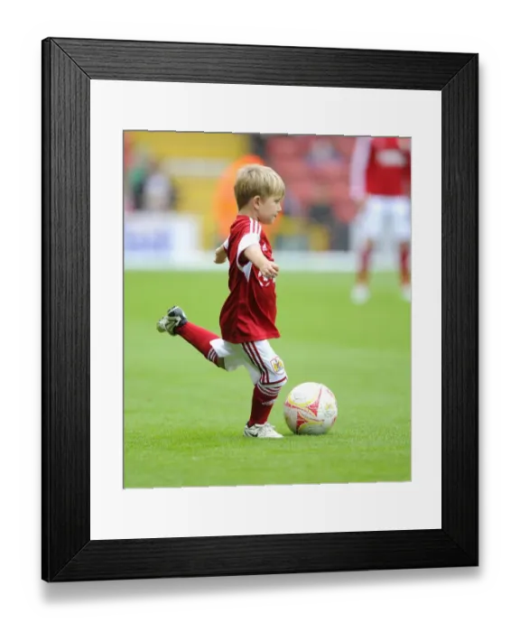 Framed Print : Bristol City vs Wolves: A Football Showdown at Ashton Gate