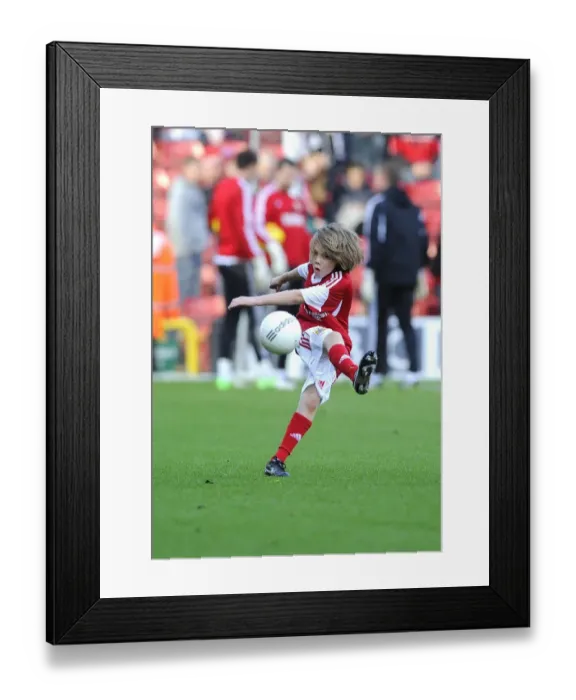 Framed Print : Bristol City vs Oldham Athletic: Reigniting the Rivalry at Ashton Gate, November 2013 - Football Showdown Framed Print : Bristol City vs Oldham Athletic: Reigniting the Rivalry at Ashton Gate, November 2013 - Football Showdown