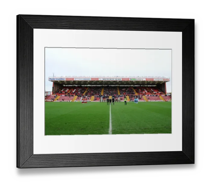 Framed Print : Bristol City and Dagenham & Redbridge Honor Soldiers in Silence during FA Cup Match, November 2013