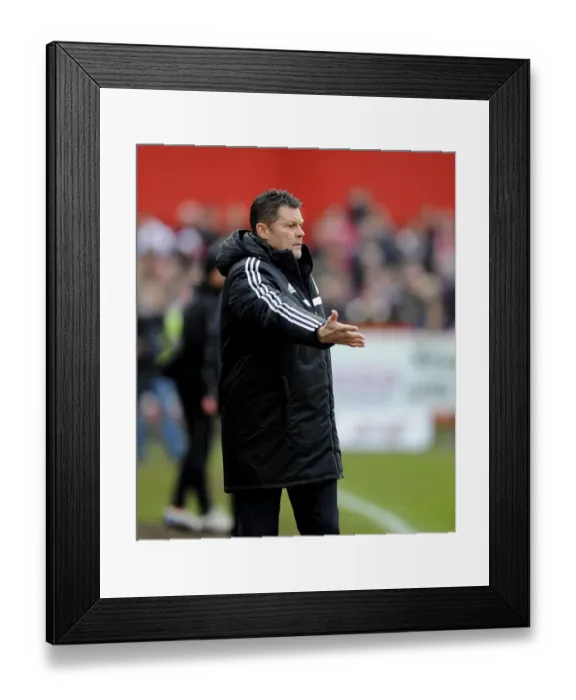 Framed Print : Steve Cotterill Fires Up Bristol City in FA Cup Battle at Tamworth, December 2013 Framed Print : Steve Cotterill Fires Up Bristol City in FA Cup Battle at Tamworth, December 2013