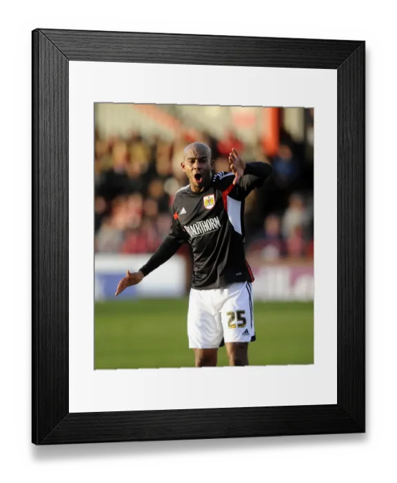Framed Print : Marvin Elliott Gives Instructions during FA Cup Match vs Tamworth Framed Print : Marvin Elliott Gives Instructions during FA Cup Match vs Tamworth