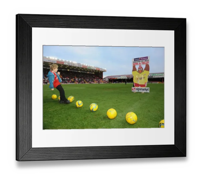 Framed Print : Bristol City vs Stevenage: Sky Bet League One Clash at Ashton Gate (December 29, 2013) - Football Match Image Framed Print : Bristol City vs Stevenage: Sky Bet League One Clash at Ashton Gate (December 29, 2013) - Football Match Image
