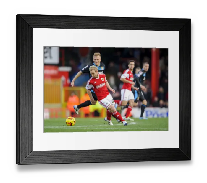 Framed Print : Bristol City's Simon Gillett in Action during Sky Bet League One Match against Stevenage Framed Print : Bristol City's Simon Gillett in Action during Sky Bet League One Match against Stevenage