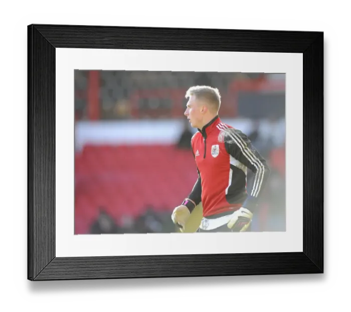 Framed Print : Bristol City FC: Simon Moore Gearing Up for Action vs. Carlisle United (01-02-2014) Framed Print : Bristol City FC: Simon Moore Gearing Up for Action vs. Carlisle United (01-02-2014)