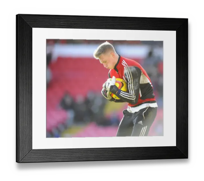 Framed Print : Bristol City FC: Simon Moore Gears Up for Kick-off Against Carlisle United (01-02-2014) Framed Print : Bristol City FC: Simon Moore Gears Up for Kick-off Against Carlisle United (01-02-2014)