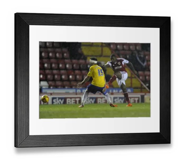 Framed Print : Bristol City's Jay Emmanuel-Thompson Goes for Glory Against Coventry City - Football Action at Ashton Gate