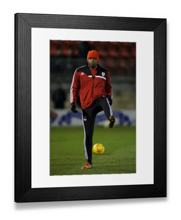 Framed Print : Bristol City's Jay Emmanuel-Thomas Warming Up Ahead of Leyton Orient Clash Framed Print : Bristol City's Jay Emmanuel-Thomas Warming Up Ahead of Leyton Orient Clash