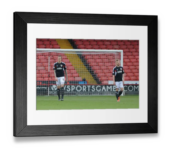 Framed Print : Dejected Duo: Aden Flint and Wade Elliott after Bristol City's 3-0 Defeat at Bramall Lane