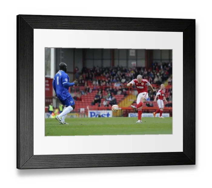Framed Print : Bristol City's El-Abd Goes for Glory: A Shot at Ashton Gate against Gillingham (Sky Bet League One)