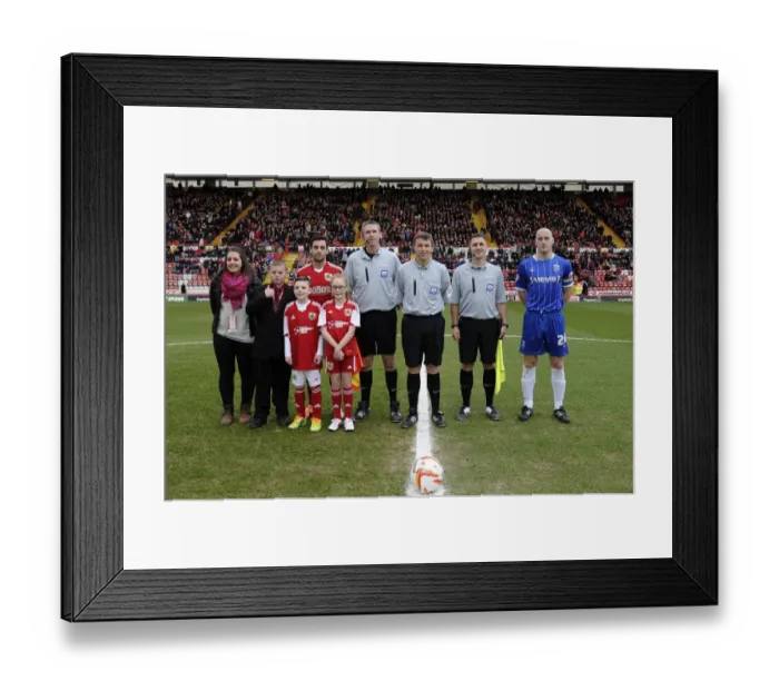 Framed Print : Bristol City vs Gillingham: Sky Bet Championship Clash at Madejski Stadium - 01 / 03 / 2014
