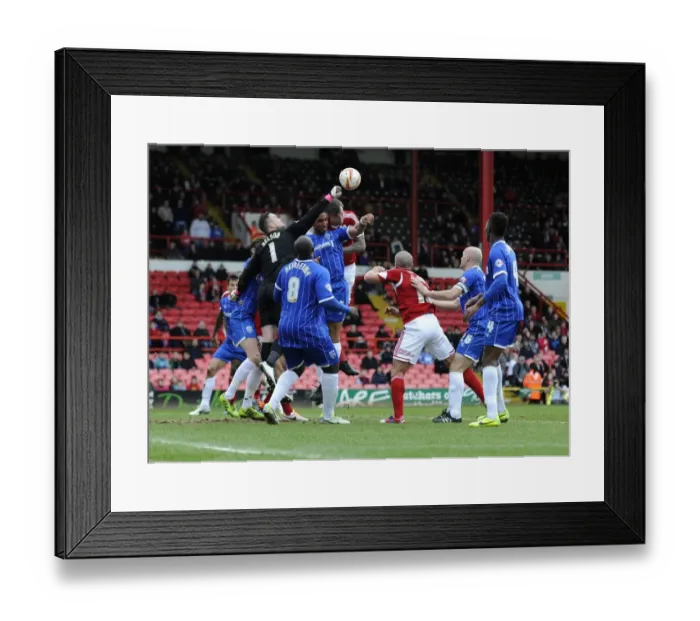 Framed Print : Aden Flint Goes for Glory: Bristol City vs Gillingham, 01-03-2014 Framed Print : Aden Flint Goes for Glory: Bristol City vs Gillingham, 01-03-2014