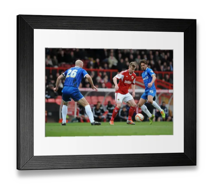 Framed Print : Wade Elliott in Action: Bristol City vs. Gillingham, Sky Bet League One, 01 / 03 / 2014
