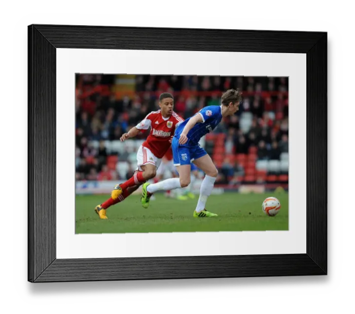Framed Print : Bristol City's Bobby Reid Chases Down Elliott Hewitt in Sky Bet League One Clash Framed Print : Bristol City's Bobby Reid Chases Down Elliott Hewitt in Sky Bet League One Clash