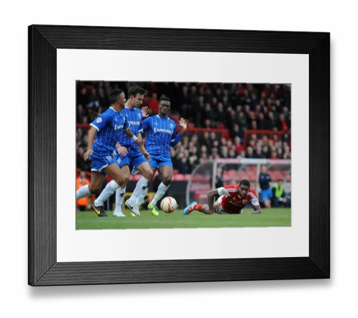 Framed Print : Bristol City's Jay Emmanuel-Thomas Surrounded by Gillingham Defenders during Sky Bet League One Match