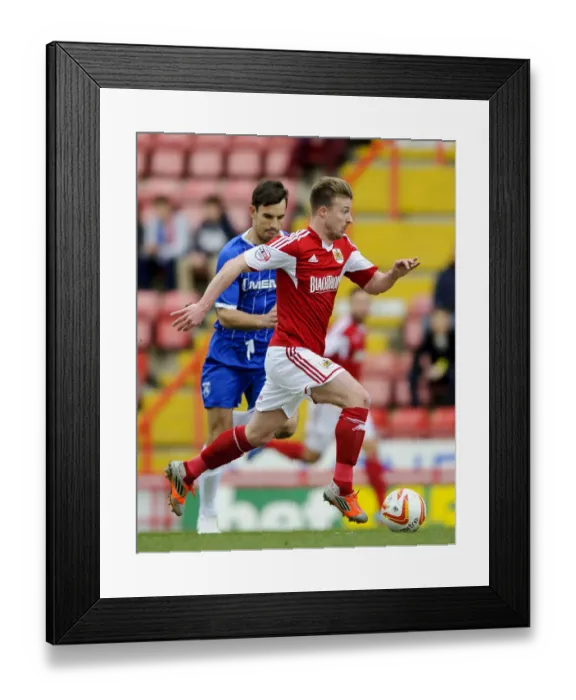 Framed Print : Bristol City's Wade Elliott Scores Dramatic Goal Against Gillingham in Sky Bet League One, March 2014
